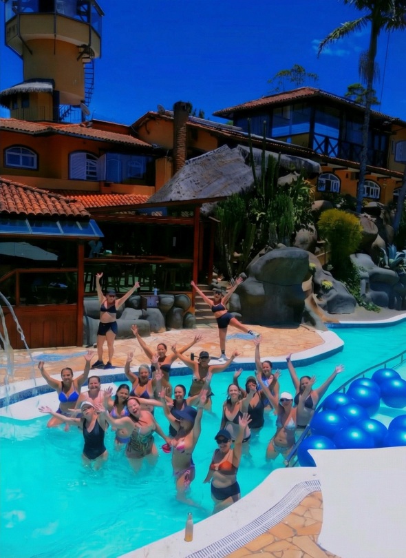 Piscina externa e evento real no complexo